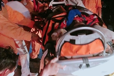 Cứu thuyền viên Philippines bị điện giật, nguy kịch trên biển