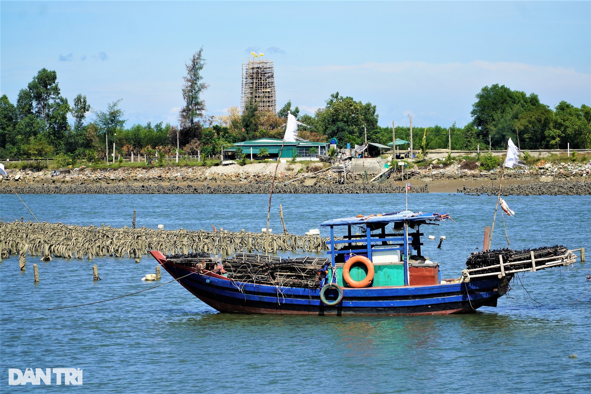 View - Hàng nghìn cột bê tông, "trận địa bẫy cọc" trên sông ở Hà Tĩnh | Báo Dân trí