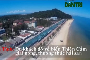 Hà Tĩnh: Du khách đổ về biển Thiên Cầm “giải” nóng, thưởng thức hải sản