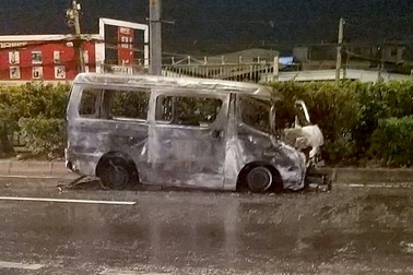 Sau vụ hỗn chiến, thanh niên lái ô tô kéo lê xe máy của dân phòng 6km