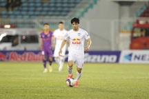 Công Phượng ném chai nước vẫn thoát thẻ đỏ