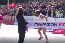 Nhà vô địch marathon đứng lại vạch đích để sỉ nhục đối thủ