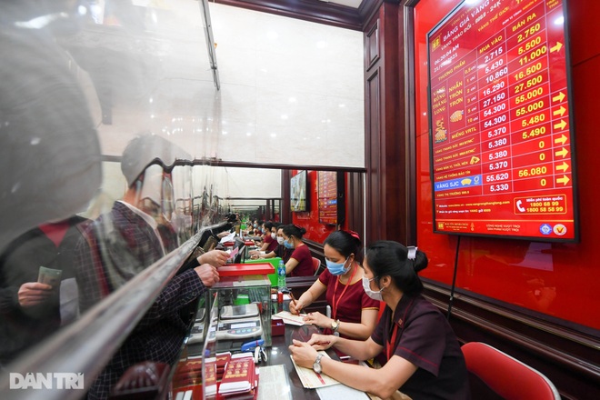 Người dân Hà Nội xếp hàng từ 3h sáng mua vàng ngày vía Thần Tài - 23