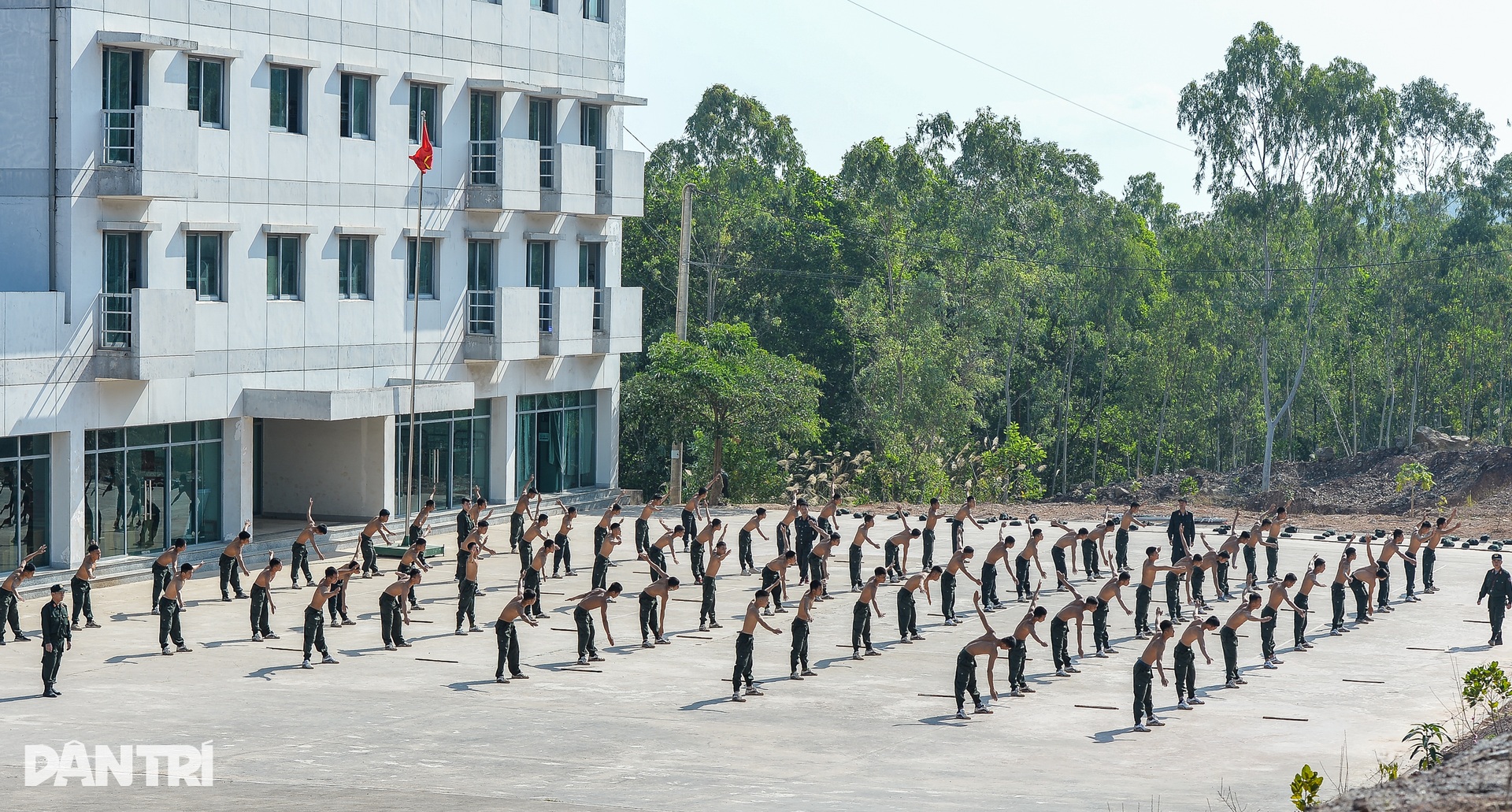 Cảnh sát đặc nhiệm hóa trang diễn tập vây bắt tội phạm giữa rừng - 1 Cảnh sát đặc nhiệm hóa trang diễn tập vây bắt tội phạm giữa rừng - 1