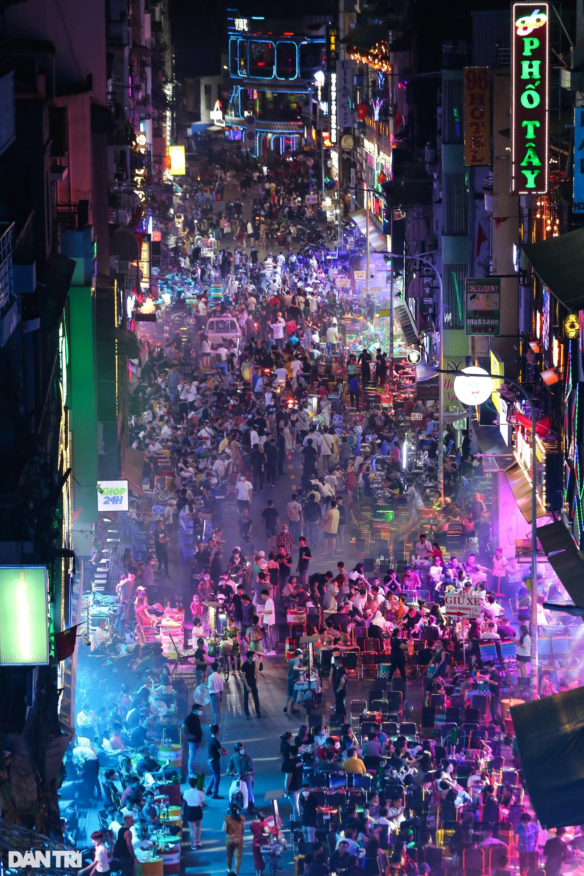 Biển người đổ về phố Tây Bùi Viện TPHCM vui chơi thâu đêm - 2 Biển người đổ về phố Tây Bùi Viện TPHCM vui chơi thâu đêm - 2