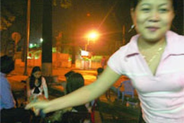 Kiều nữ kiếm sống bằng rượu 