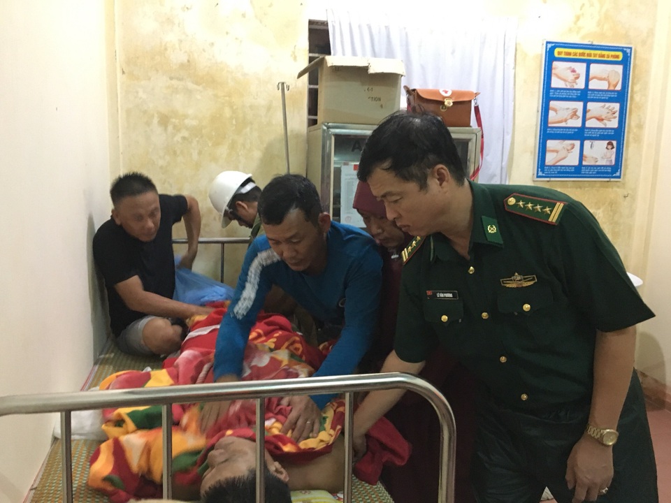 Cứu sống 5 thuyền viên bị rơi xuống biển trong đêm mưa gió - 2 Cứu sống 5 thuyền viên bị rơi xuống biển trong đêm mưa gió - 2