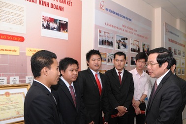 Bộ trưởng Bộ Thông tin và Truyền thông thăm học viên Lào 