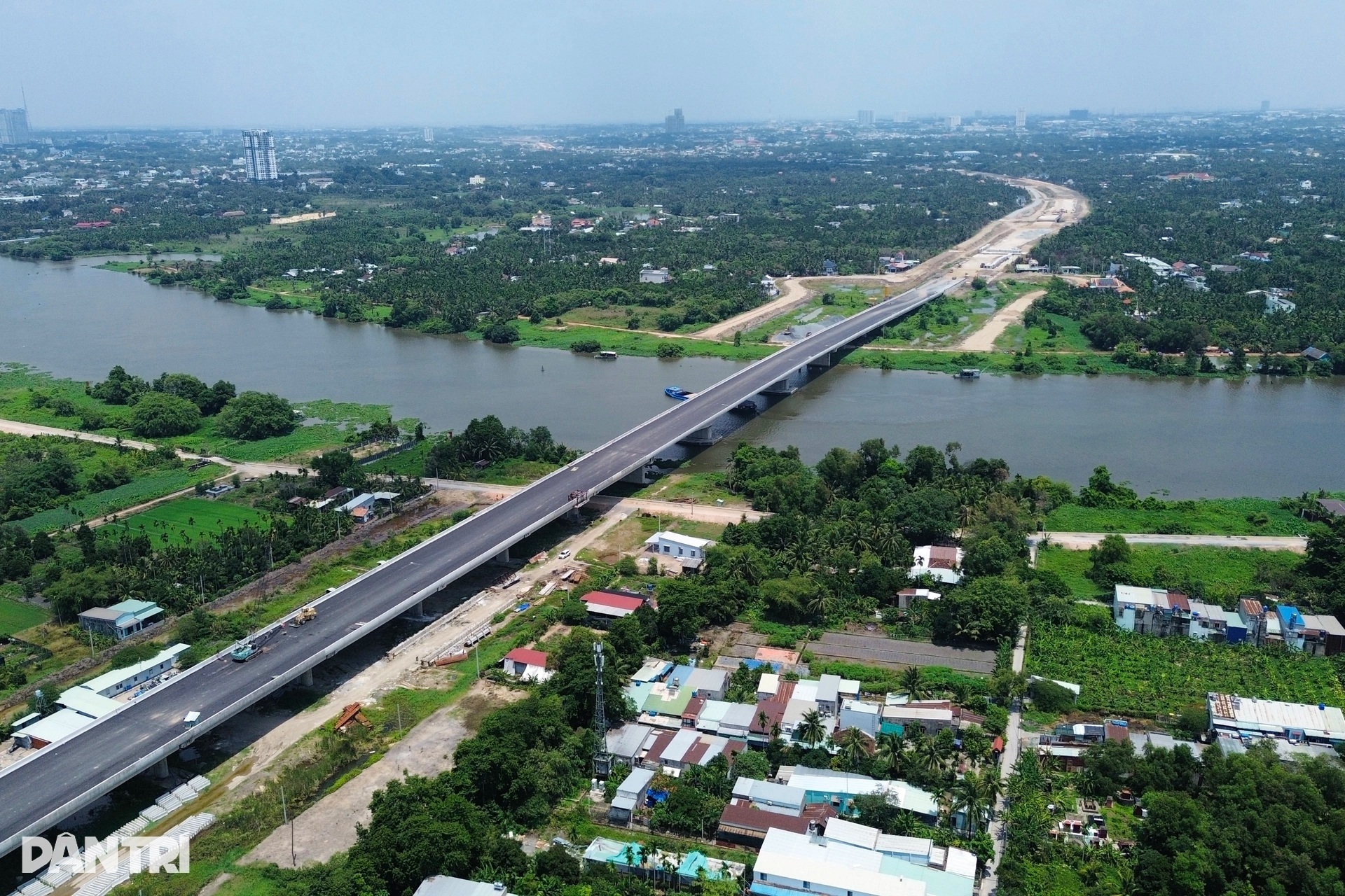 Vành đai 3 TPHCM qua Bình Dương, đoạn đã thảm nhựa, chỗ còn ngổn ngang - 1 Vành đai 3 TPHCM qua Bình Dương, đoạn đã thảm nhựa, chỗ còn ngổn ngang - 1