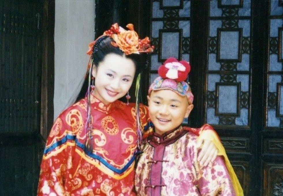 Tào Dĩnh của Quan huyện 9 tuổi: Nhan sắc khác lạ, livestream bán hàng - 7