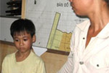 Đưa bé Đen về với mẹ ruột