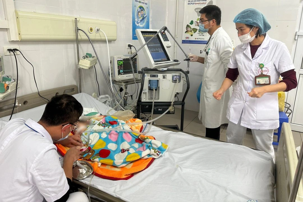 Trẻ 2 tháng tuổi phải thở máy vì loại virus hay gặp mùa rét - 1 Trẻ 2 tháng tuổi phải thở máy vì loại virus hay gặp mùa rét - 1