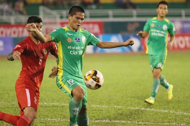 Vòng 7 V-League: Khán giả tiếp tục giảm và trọng tài tiếp tục... sai