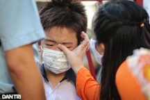 Học sinh ở TPHCM bật khóc trong ngày đầu tới trường sau 9 tháng học online