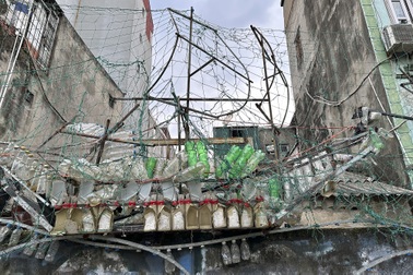 Hà Nội: Tác phẩm nghệ thuật làm từ rác sau 3 năm đã trở thành rác