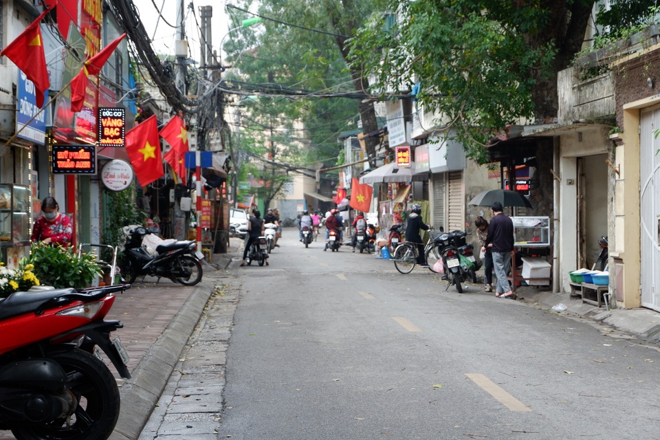Người dân Hồng Mai dùng “chiêu độc” phòng Covid-19 sau lệnh cách ly - 5 Người dân Hồng Mai dùng “chiêu độc” phòng Covid-19 sau lệnh cách ly - 5