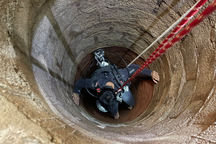 Hàng chục cảnh sát trục vớt thi thể người đàn ông từ giếng sâu