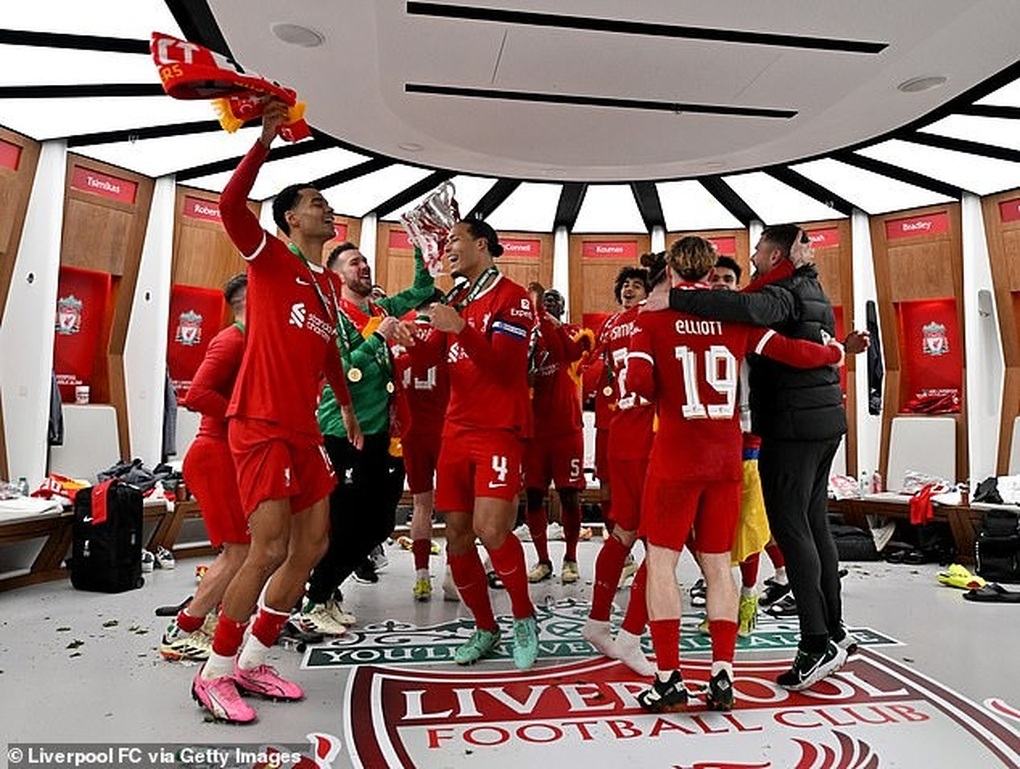 Liverpool star danced and celebrated all night after winning the Carabao Cup - 3