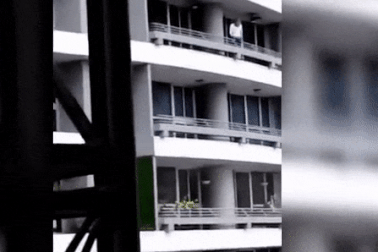 Ngồi trên ban công tầng 27 chụp ảnh tự sướng, bà mẹ chết tức tưởi