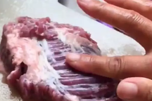 Giật mình video miếng thịt “sống dậy”, quằn quại trên thớt