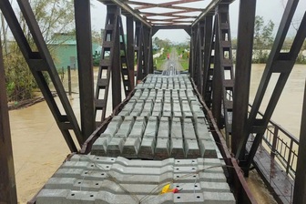 Kích hoạt phương án khẩn cấp, điều tàu hàng chống trôi cầu đường sắt