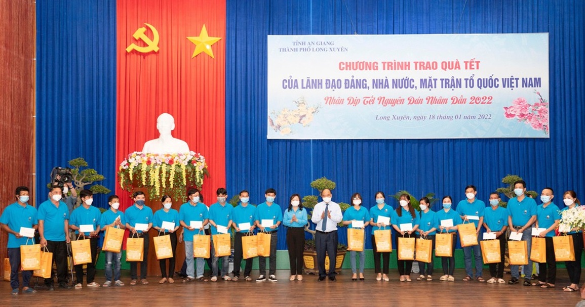 Hàng chục tỷ đồng dành tặng quà Tết đến gia đình chính sách và hộ nghèo - 3 Hàng chục tỷ đồng dành tặng quà Tết đến gia đình chính sách và hộ nghèo - 3