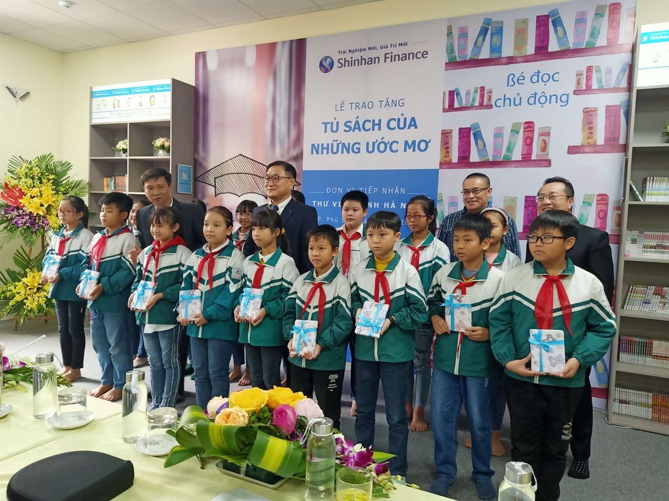 Shinhan Finance trao tặng “Tủ sách của những ước mơ” cho Thư viện Tỉnh Hà Nam - 1 Shinhan Finance trao tặng “Tủ sách của những ước mơ” cho Thư viện Tỉnh Hà Nam - 1