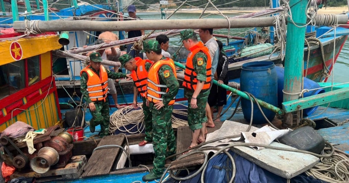 Bộ đội biên phòng cứu 4 người gặp nạn trên biển
