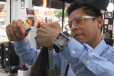 Độc đáo nghề cắt tóc bằng lửa ở Peru