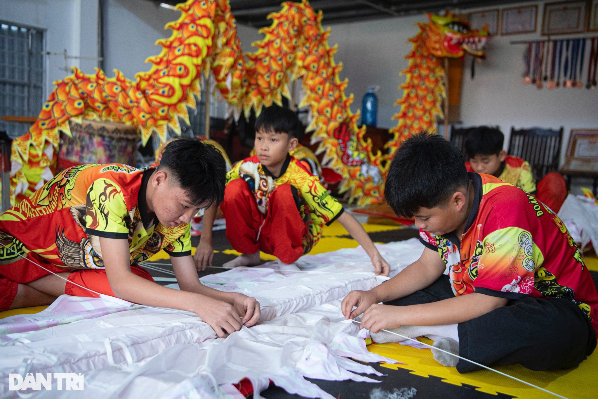 Explorează atelierul de dans al leului al echipei de succes a dansului dragonului din Hanoi - 4 Khám phá xưởng sản xuất lân sư của đội múa rồng nhiều thành tích ở Hà Nội - 4