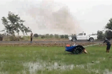 Bán tải "độ" vất vả đuổi máy cày