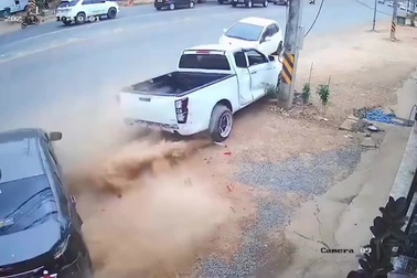 Phóng nhanh khi vào cua, xe bán tải gây ra tình huống drift bất đắc dĩ