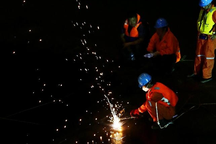 Cứu hộ Trung Quốc cắt đáy tàu, cho thợ lặn tiến vào trong