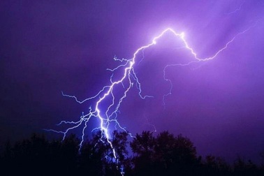 Vợ chồng ở Hà Nội kể khoảnh khắc bị sét đánh trúng