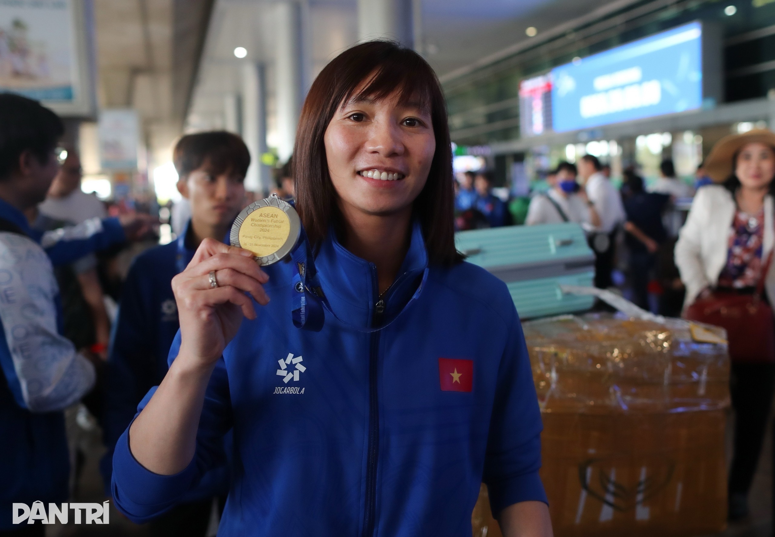 ក្រុមហ្វូតសាលនារីវៀតណាមនាំយកពានជើងឯកអាស៊ីអាគ្នេយ៍ត្រឡប់មកទីក្រុងហូជីមិញវិញ - 5 Đội tuyển futsal nữ Việt Nam mang cúp vô địch Đông Nam Á về đến TPHCM - 5