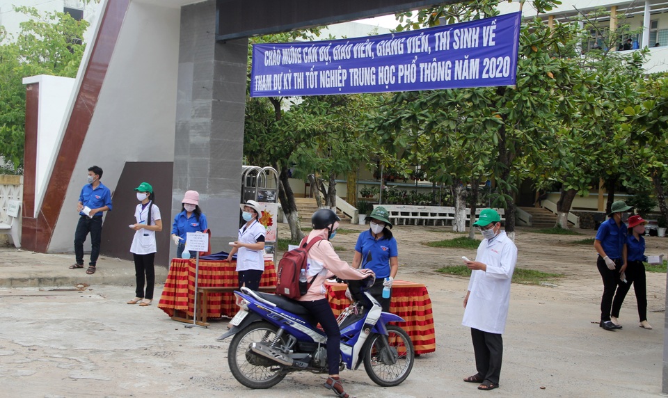 Nghiêm ngặt kiểm tra thí sinh vào làm thủ tục dự thi tốt nghiệp THPT 2020 - 35 Nghiêm ngặt kiểm tra thí sinh vào làm thủ tục dự thi tốt nghiệp THPT 2020 - 35