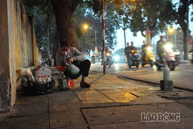 Rửa xe chiều Tất niên: 200.000 đồng/xe; Xăng gốc cây đắt khách