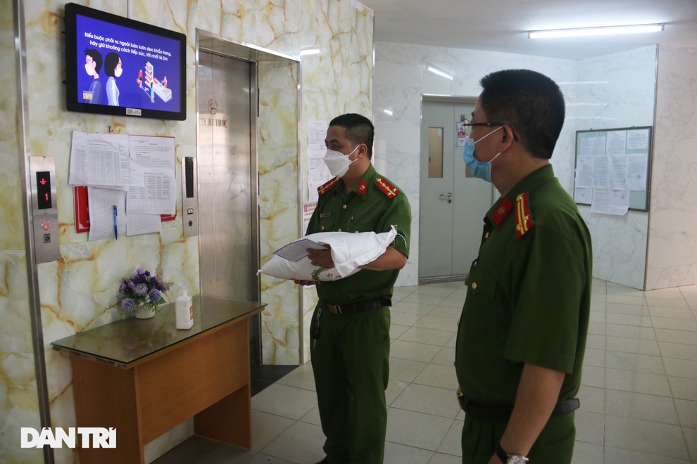 Công an Hà Nội tặng nhiều suất quà tới người già neo đơn gặp khó khăn - 10 Công an Hà Nội tặng nhiều suất quà tới người già neo đơn gặp khó khăn - 10