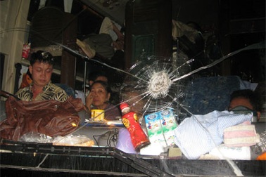 Côn đồ bịt mặt tấn công xe khách