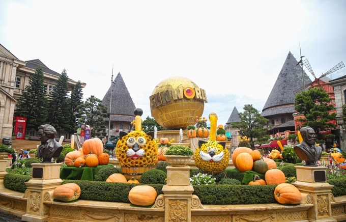 Tiểu cảnh bí ngô được trang trí nhiều nơi trong KDL, tạo nên không khí lễ hội mùa thu châu Âu trên đỉnh Bà Nà.