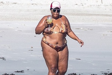 Lizzo diện áo tắm khoe dáng ngoại cỡ