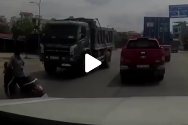 Suýt mất mạng vì nghênh ngang sang đường không quan sát