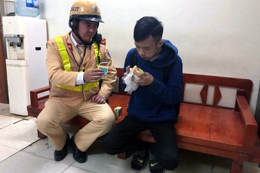 CSGT Hà Nội giúp đỡ thiếu niên Ê Đê bị trộm đồ, lạc đường