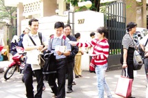 Sinh viên hối hả kiếm tiền dịp Tết