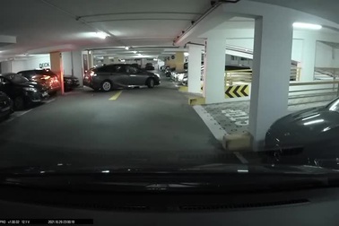 Không kiểm soát tốt chân ga khi lên dốc, ô tô gặp nạn trong hầm để xe