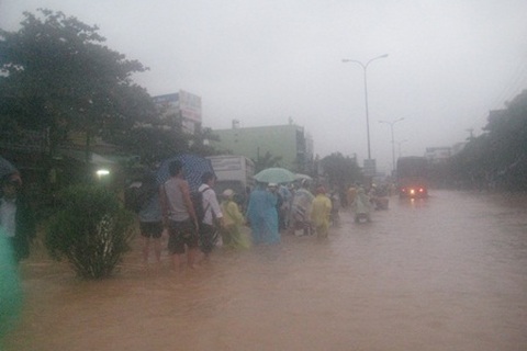 Đà Nẵng ngập to, cấm xe lưu thông qua Quốc lộ 1A trong đêm