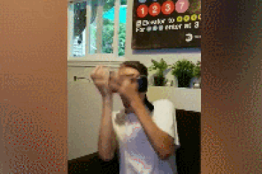 “Chết cười” với những phản ứng cực hài hước khi dùng kính thực tế ảo