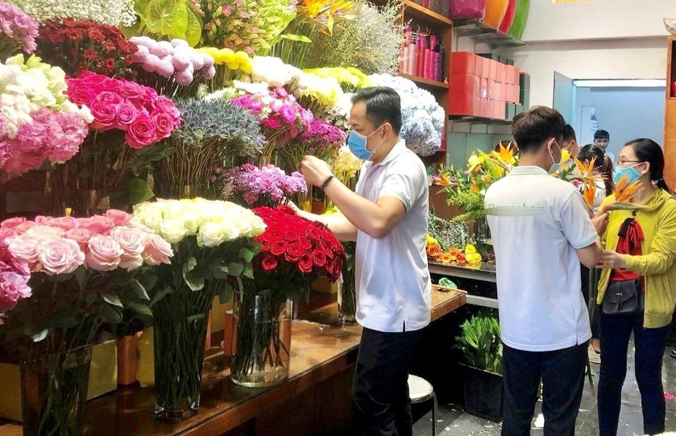 Chàng trai chi 60 triệu đồng mua tặng bạn gái bình hoa trái tim dịp 8/3 - 1