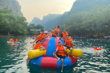 Du khách đổ xô về Phong Nha, ngâm mình trong dòng suối mát lạnh