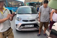 Hà Nội: CSGT bị ô tô kéo lê hàng chục mét